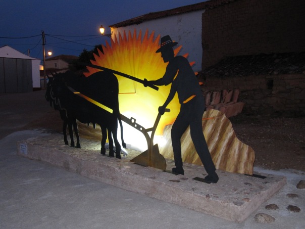 Monumento al agricultor en Almarail, iluminado por la noche